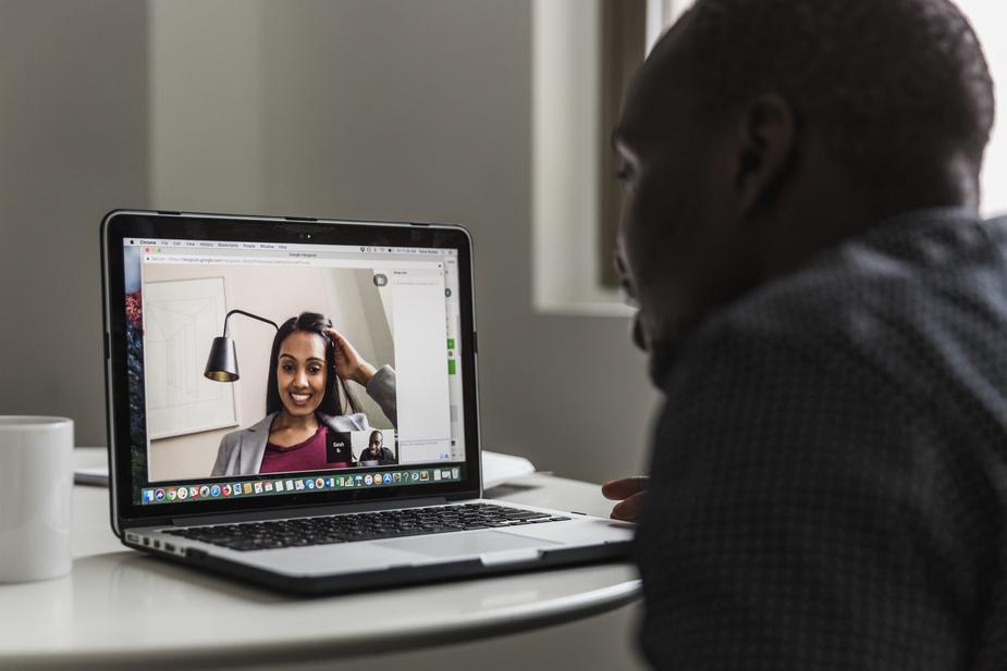 Videokonferenz am Laptop