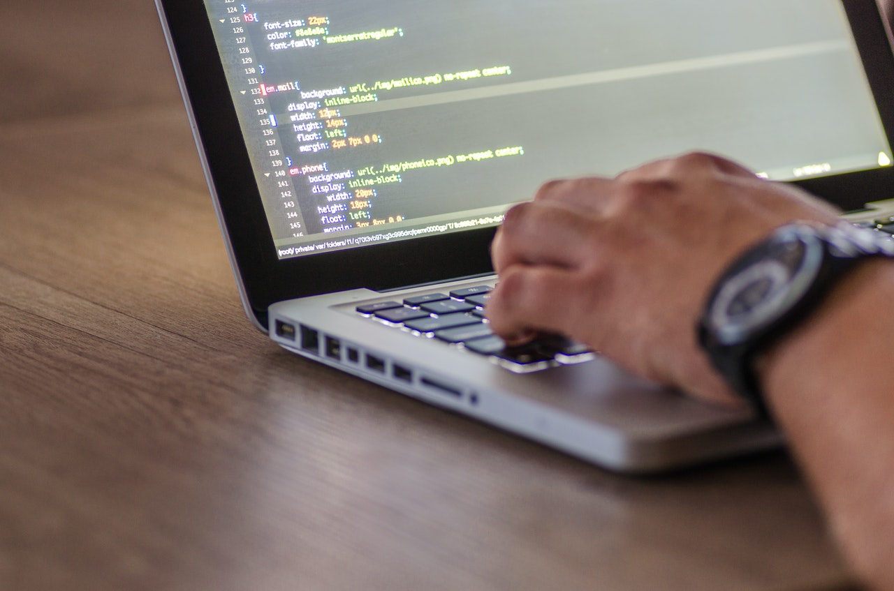 Programmierer tippt am Laptop - Remote Jobs